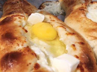 Ajarian khachapuri, yumurtalı Gürcü peynirli turta..