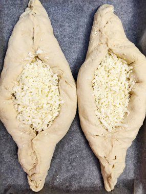 Ajarian khachapuri, yumurtalı Gürcü peynirli turta..