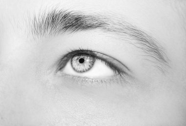 Güzel, anlayışlı bir adam bakışı. Yakın çekim..