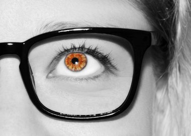 Güzel bir anlayışlı kadın bakışı. Yakın çekim..