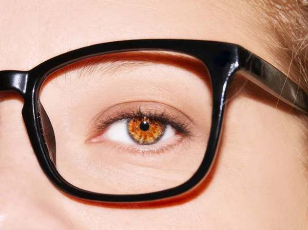 Een mooie inzichtelijke look vrouw oog. Vrouw met bril. Close-up shot — Stockfoto