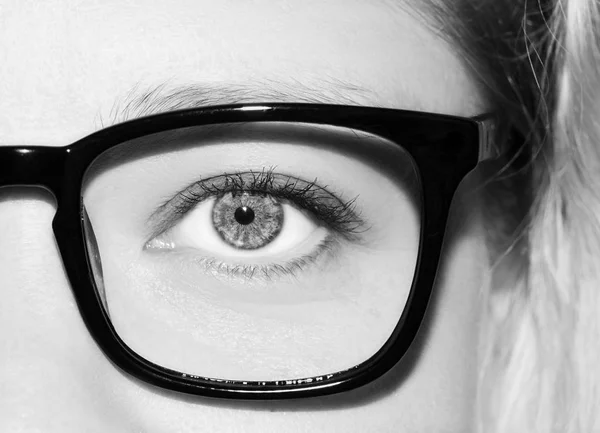A beautiful insightful look woman's eye. Close up shot. — Stock Photo, Image