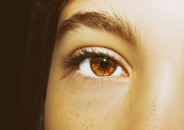 A beautiful insightful look girl's eye. Close up shot. — Stock Photo, Image