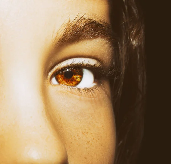 En vacker insiktsfull blick flicka öga. Närbild skott. — Stockfoto