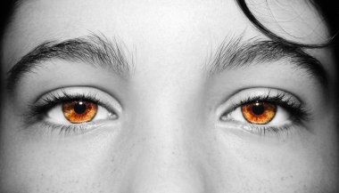 Güzel, anlayışlı bir kız gözü. Yakın çekim..