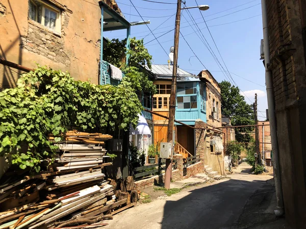 Maisons et rues étroites de la vieille ville de Tbilissi, Géorgie — Photo
