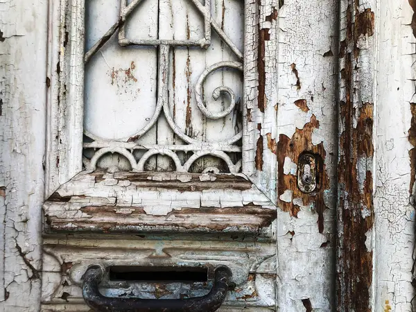 Antigua arquitectura Tiflis, ventana y decoración exterior en el día de verano. — Foto de Stock