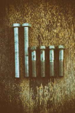 Ahşap arka plan üzerinde oymalar figürleriyle metal donanım