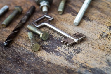 Ahşap arka plan üzerinde oymalar figürleriyle metal donanım