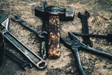 Mekanik araçlar. Otantik araçları. Farklı garaj araçlar kümesi.