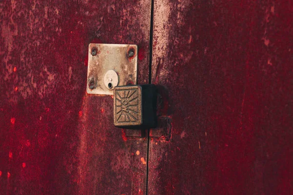 Ancienne porte de fer verrouillée avec cadenas en acier, Gros plan . — Photo