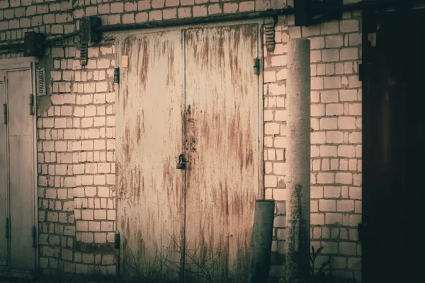 Kooperatifin Metal Kapıları Olan Tuğla Garajlar — Stok fotoğraf