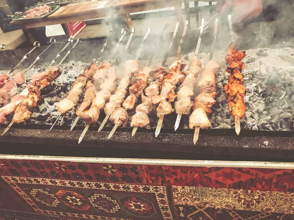 Jaarlijkse vakantie "Tbilisoba". Georgische keuken, in stukjes gehakt varkensvlees gekleed met ui en peper voor frituren shish kebab — Stockfoto