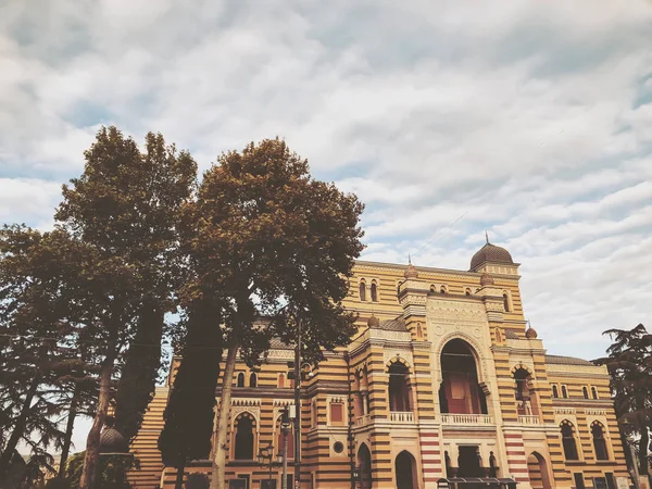 TBILISI, GEORGIA - 07 DE OCTUBRE DE 2018: Vacaciones anuales "Tbilisoba". Teatro Estatal de Ópera y Ballet lleva el nombre de Z. Paliashvili — Foto de Stock