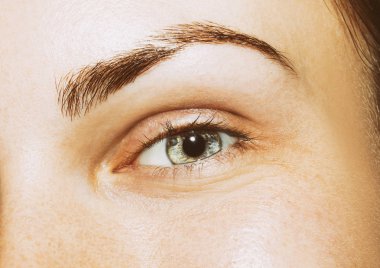 Güzel, anlayışlı bir kız gözü. Yakın çekim..