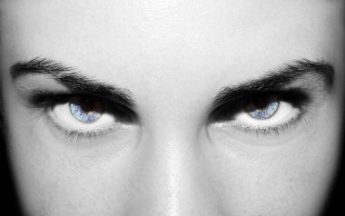 Güzel, anlayışlı bir kız gözü. Yakın çekim..