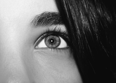 Güzel, anlayışlı bir kız gözü. Yakın çekim..