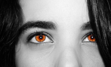 Güzel, anlayışlı bir kız gözü. Yakın çekim..