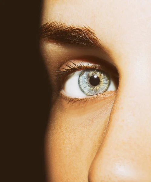 Egy gyönyörű, éleslátó lány szeme. Közelkép.. — Stock Fotó