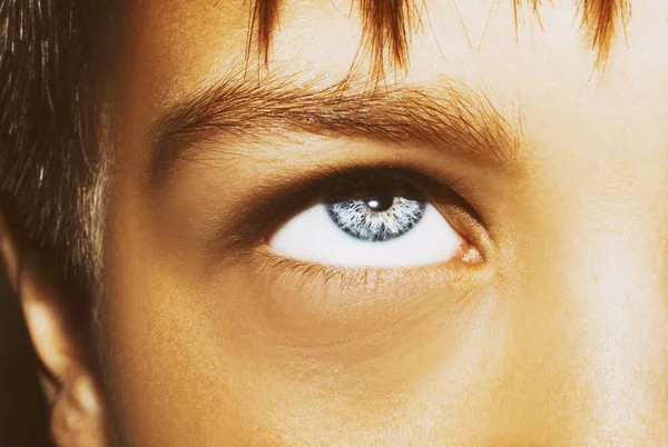 En vacker insiktsfulla titt pojkens öga. Nära upp skott. — Stockfoto