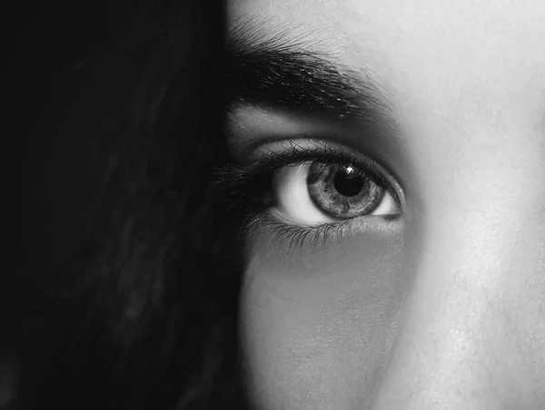 美しい洞察力のある外観の女の子の目。撃たれた. — ストック写真