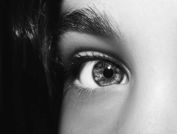 Un hermoso ojo de niña mirada perspicaz. Primer plano.. — Foto de Stock