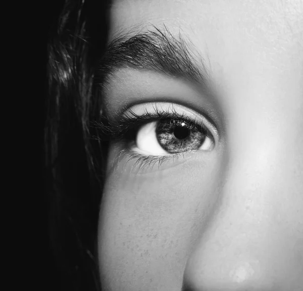 Un hermoso ojo de niña mirada perspicaz. Primer plano.. — Foto de Stock