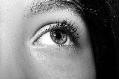 Güzel, anlayışlı bir kız gözü. Yakın çekim..