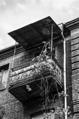 Yaz günü eski Tiflis mimarisi, pencereleri ve balkon dış dekoru