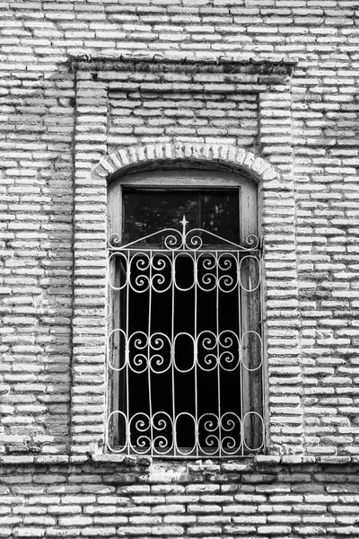 Antigua arquitectura Tiflis, ventana y decoración exterior en el día de verano — Foto de Stock