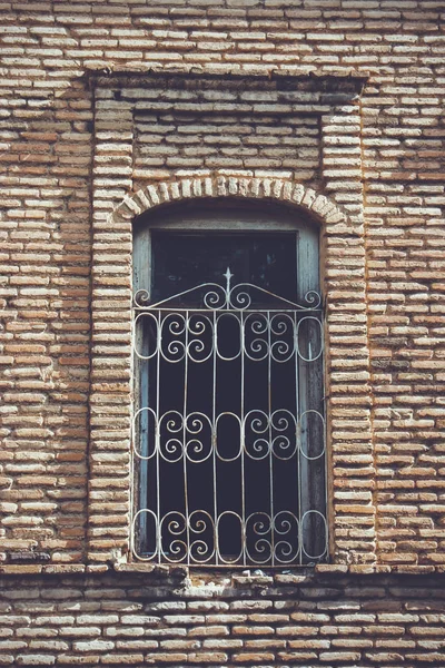 Alte Tiflis Architektur, Fenster und Außendekoration an Sommertagen — Stockfoto