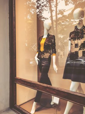 Şehrin sokaklarında vitrinler, sonbaharda Tiflis.