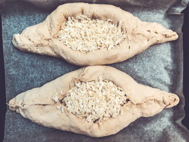 Ajarian khachapuri, yumurtalı Gürcü peynirli turta..