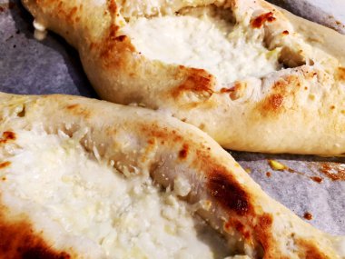Ajarian khachapuri, yumurtalı Gürcü peynirli turta..