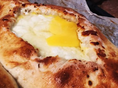 Ajarian khachapuri, yumurtalı Gürcü peynirli turta.