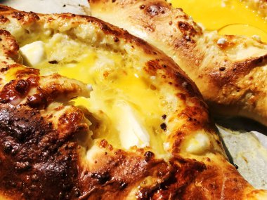 Ajarian khachapuri, yumurtalı Gürcü peynirli turta..
