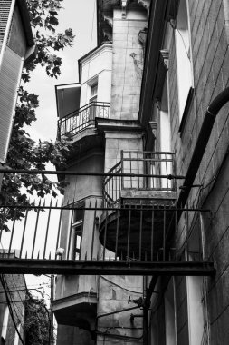 Yaz günü eski Tiflis mimarisi, pencereleri ve balkon dış dekoru