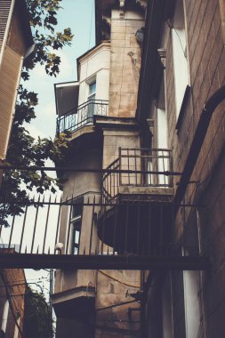 Yaz günü eski Tiflis mimarisi, pencereleri ve balkon dış dekoru