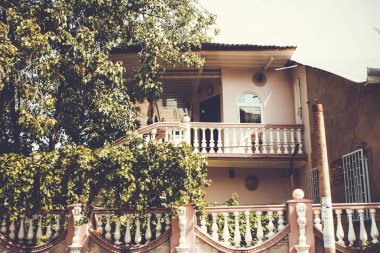 Yaz günü eski Tiflis mimarisi, pencereleri ve balkon dış dekoru