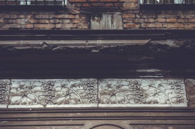 Eski Tbilisi mimarisi, pencere ve balkon ayrıntı dış dekor yaz gün