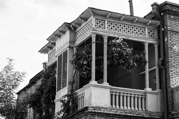 Alte Tiflis Architektur, Fenster und Balkon Außendekoration im Sommer — Stockfoto