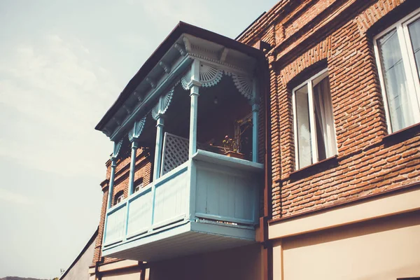 第比利斯旧式建筑 窗户和阳台夏季装饰 — 图库照片