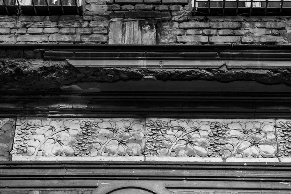 Alte Architektur Tiflis, Fenster und Balkondetails Außendekoration an Sommertagen — Stockfoto