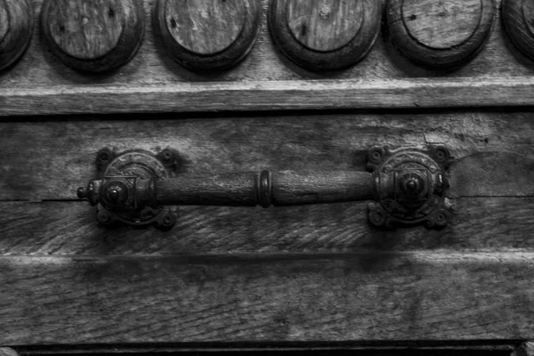 Old Tbilisi architecture,The entrance door handle and  exterior decor in summer day — Stock Photo, Image