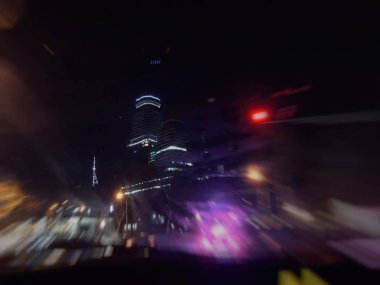 Soyut hareket bulanıklığı etkisi. Sokaklarda ışıkları. Arabadan görüntülemek