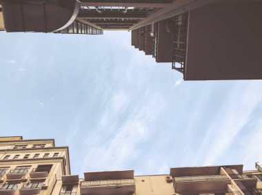 Aşağıdan gökyüzüne doğru yükselen bir binanın görüntüsü.