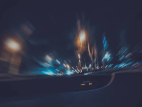 Efeito abstrato de borrão de movimento. As luzes das ruas. Vista do carro — Fotografia de Stock
