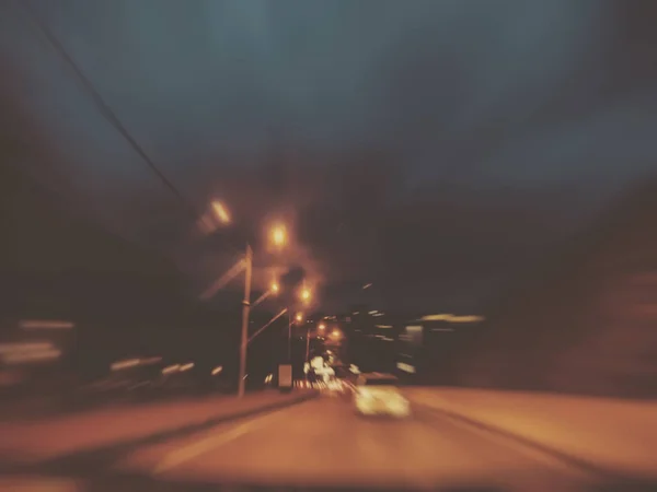 Abstracte Bewegingsvervaging effect. De lichten van de straten. Uitzicht vanuit de auto — Stockfoto