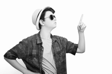 Yakışıklı adam güneş gözlüğü ve şapka 