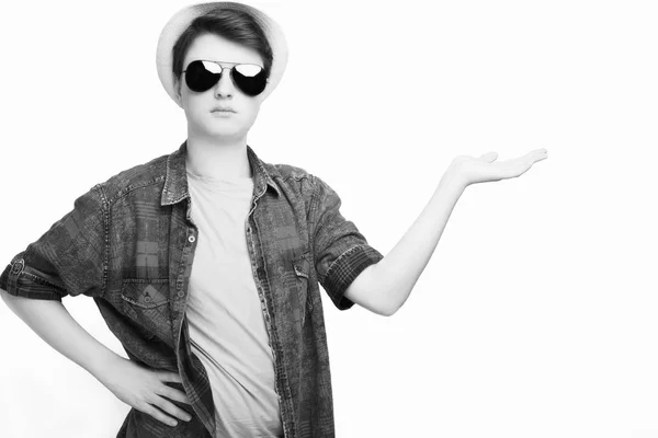 Hombre guapo con gafas de sol y sombrero — Foto de Stock